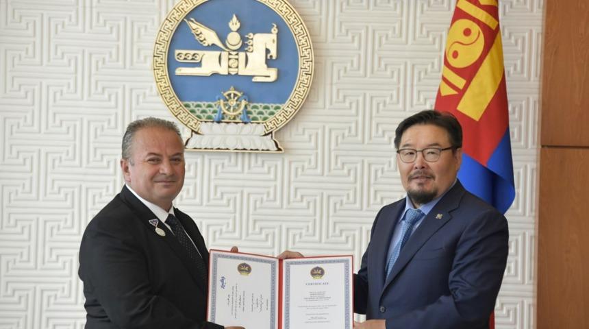 İKÇÜ Sosyal Bilimler Enstitüsü Müdürü Doğan'a Moğolistan Dostluk Madalyası