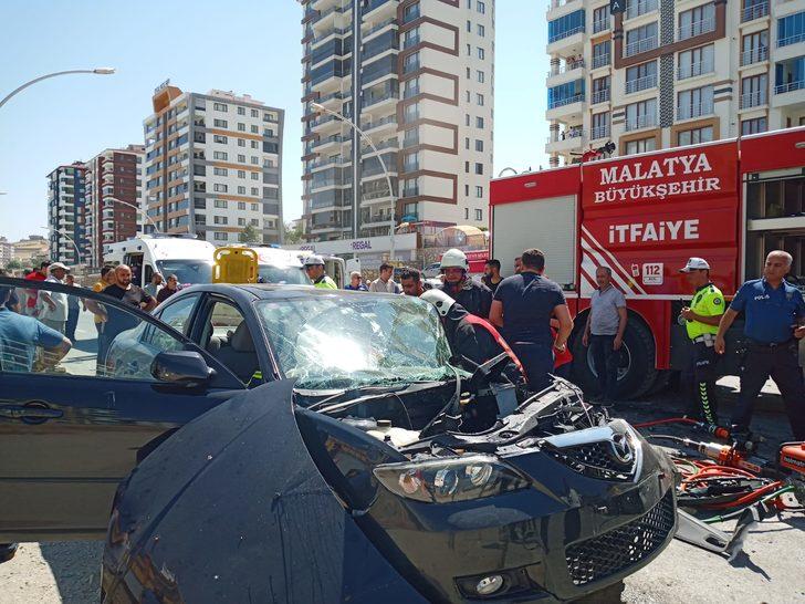 Malatya'da 4 otomobilin karıştığı kazada 9 kişi yaralandı G4