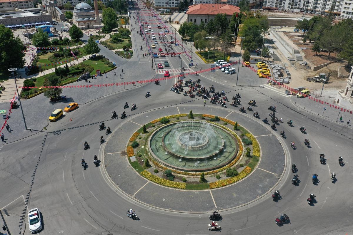 Sivas'ta "Gardaşlık Festivali"nde klasik otomobil ve motosiklet korteji d&uuml;zenlendi