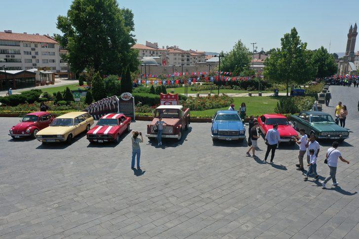 Sivas'ta "Gardaşlık Festivali"nde klasik otomobil ve motosiklet korteji düzenlendi G2