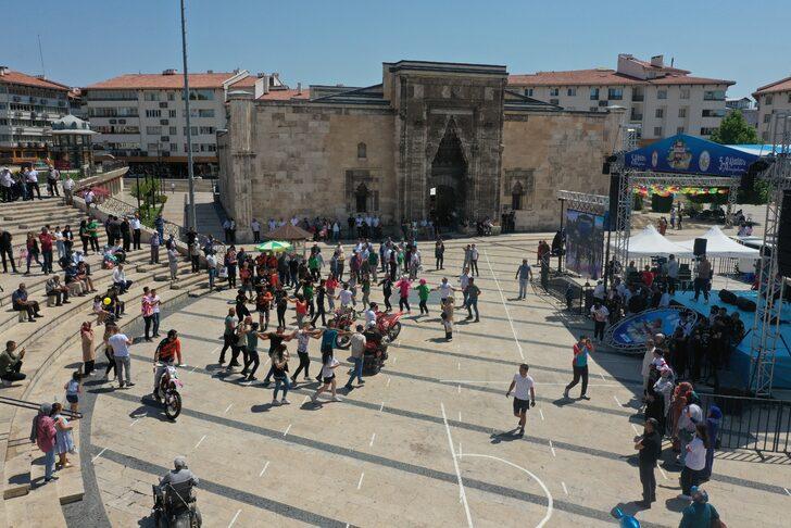 Sivas'ta "Gardaşlık Festivali"nde klasik otomobil ve motosiklet korteji düzenlendi G5