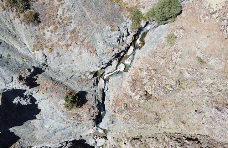 Erzincan'daki "Karacalar Şelalesi" doğa tutkunları tarafından keşfedilmeyi bekliyor G2