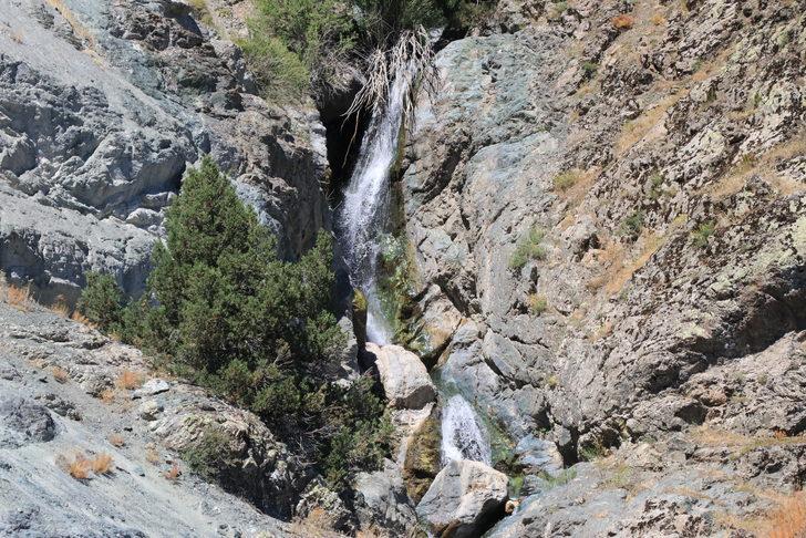 Erzincan'daki "Karacalar Şelalesi" doğa tutkunları tarafından keşfedilmeyi bekliyor G3