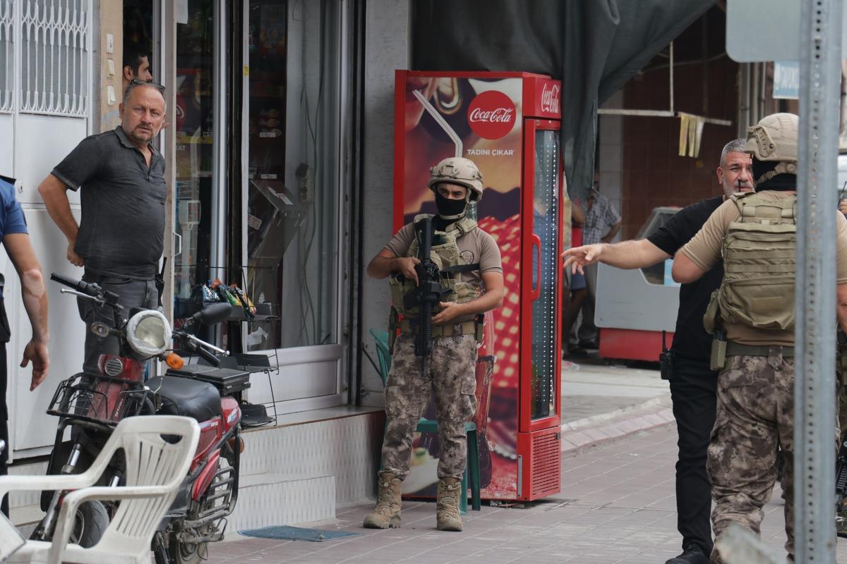 Adana'da kasapta 2 kayınbiraderini silahla yaralayan, 1 kadını rehin alan zanlı yakalandı