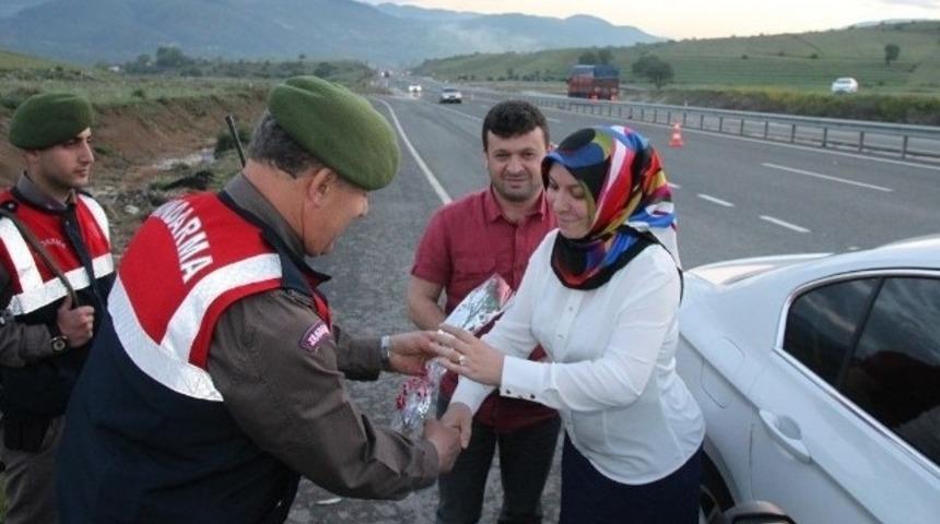 Jandarma Araçları Durdurup Annelerin Gününü Kutladı