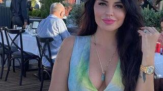 Tatile çıkmaya hazırlanan Ebru Polat iddialı dekoltesiyle poz verdi