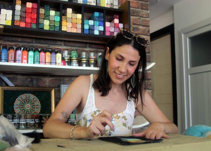 Mersin'de tekstil mühendisi kadın, yünlerden tablo yapıyor G1