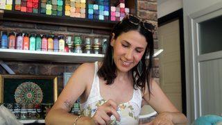 Mersin'de tekstil mühendisi kadın, yünlerden tablo yapıyor