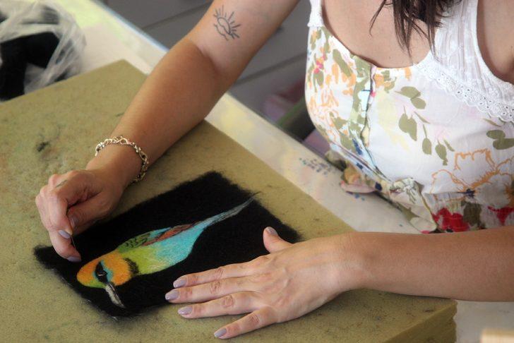 Mersin'de tekstil mühendisi kadın, yünlerden tablo yapıyor G2