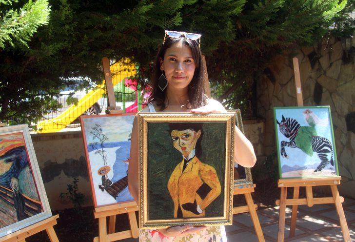 Mersin'de tekstil mühendisi kadın, yünlerden tablo yapıyor G3