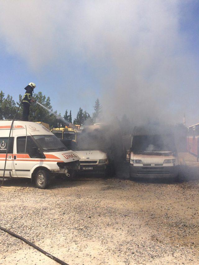 Adıyaman'da atıl durumdaki 2 ambulans yandı
