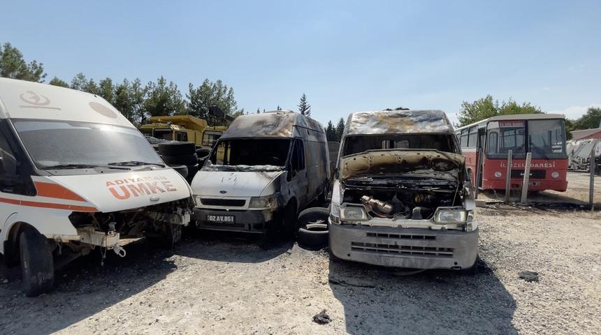 Adıyaman'da atıl durumdaki 2 ambulans yandı