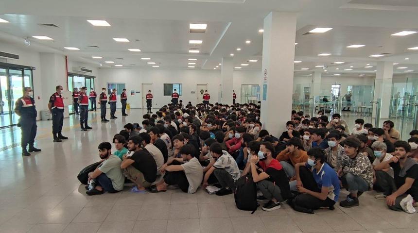 Sınır dışı edilecek 226 Afganistan uyruklu Kırklareli'nden gönderildi