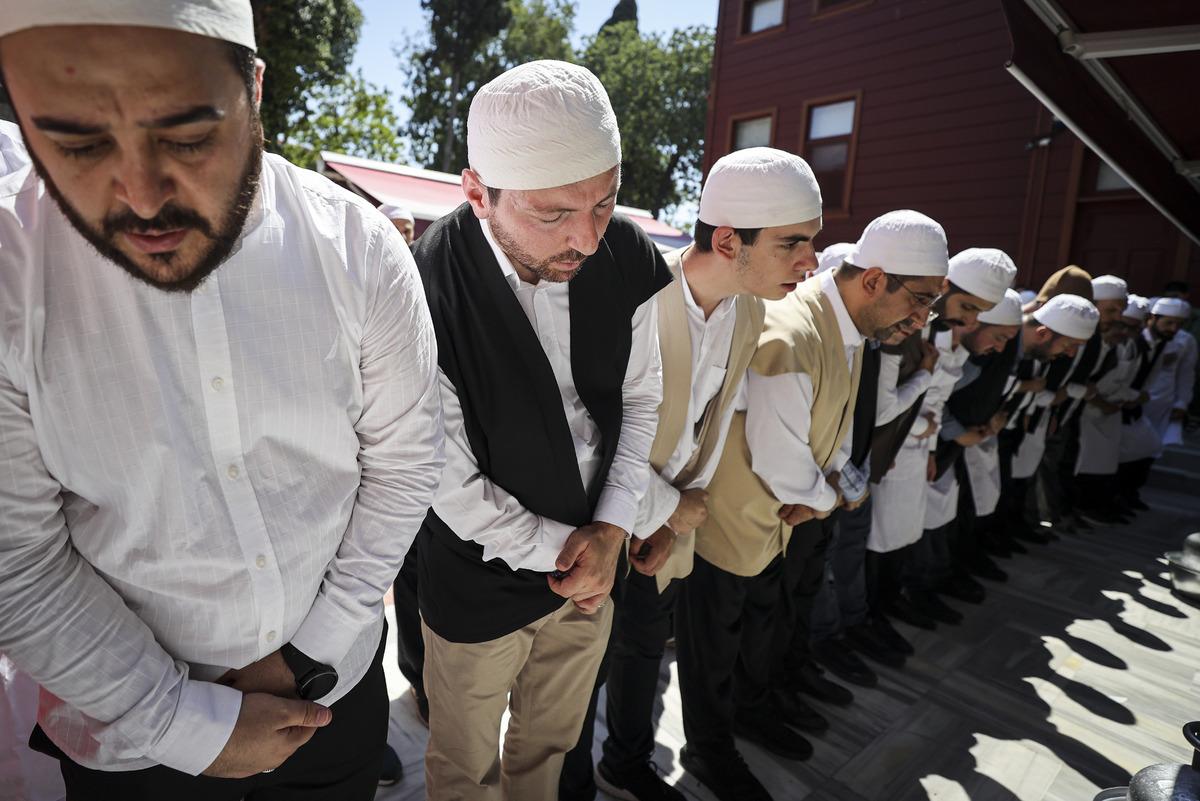 S&uuml;mb&uuml;l Efendi Tekkesi'nde aşure kaynatıldı