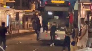 Tramvayda tehlikeli anlar! Güvenlik görevlilerinin mesaiyi bitirmesini fırsat bildiler...