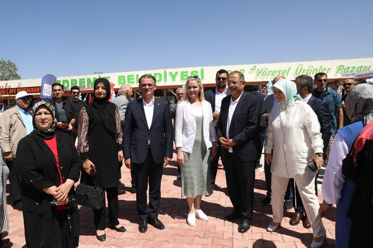 Van'da "Edremit Y&ouml;resel &Uuml;r&uuml;nler Pazarı" a&ccedil;ıldı