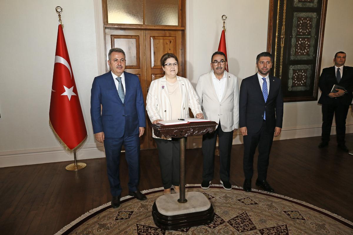 Aile ve Sosyal Hizmetler Bakanı Yanık, Adana'da ziyaretlerde bulundu