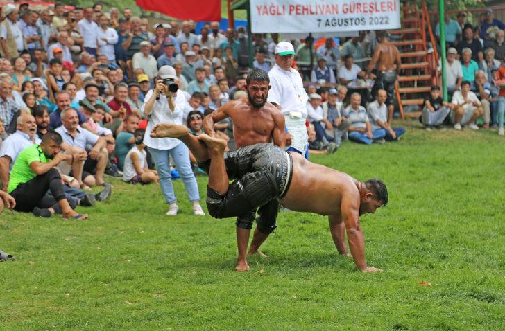 Muğla'da pehlivanlar sağanak altında güreşti G1