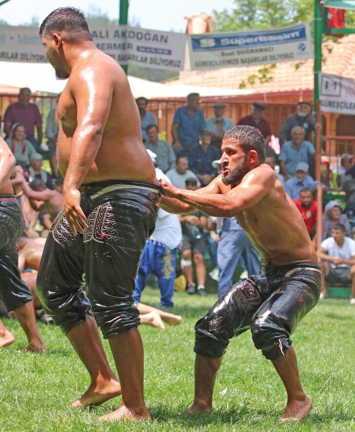 Muğla'da pehlivanlar sağanak altında güreşti G2