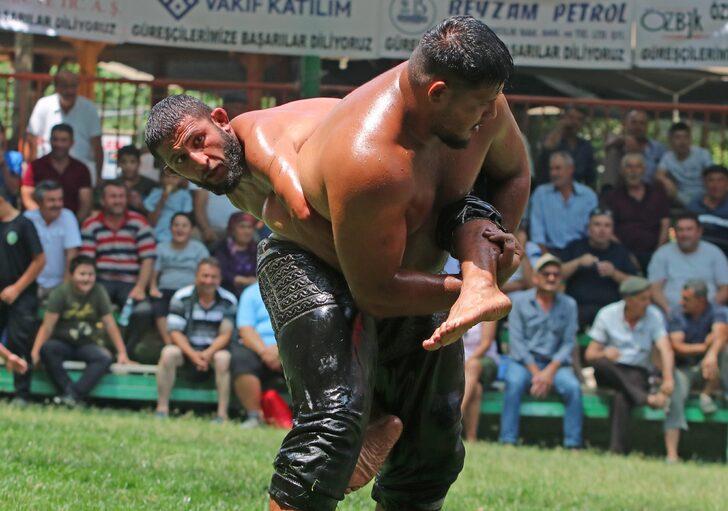Muğla'da pehlivanlar sağanak altında güreşti G3