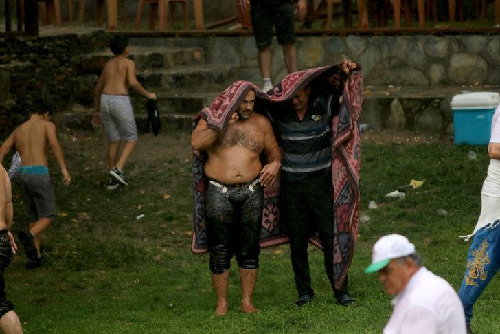 Muğla'da pehlivanlar sağanak altında güreşti G4
