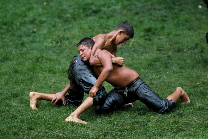 Muğla'da pehlivanlar sağanak altında güreşti G5