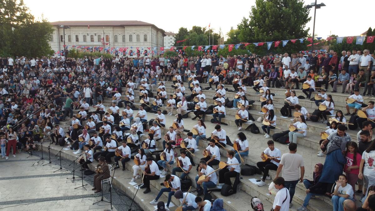 Sivas'taki "Gardaşlık Festivali"nde "Sazını da Al Gel" etkinliği d&uuml;zenlendi
