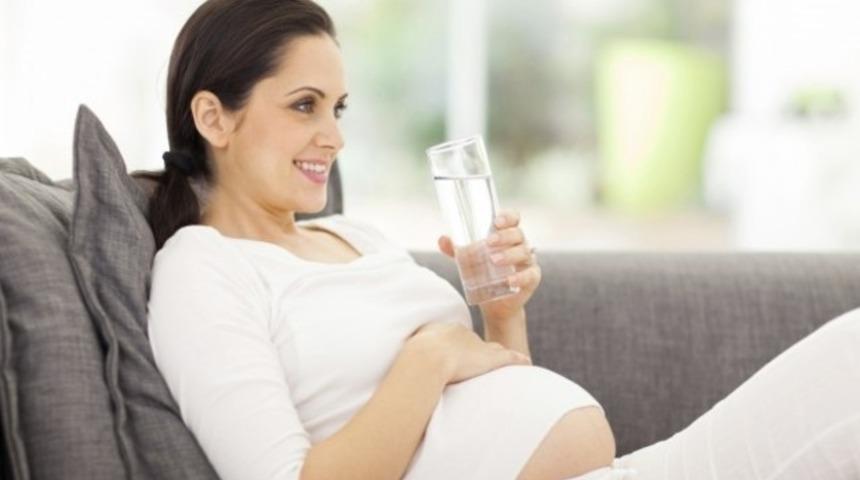 Gebelikte bol su &ccedil;atlak ve kiloyu engelliyor