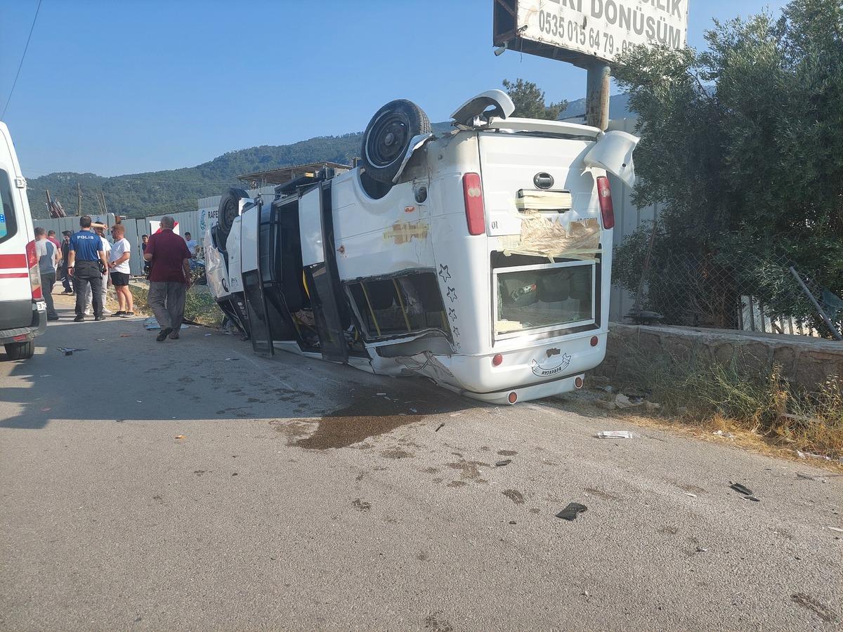 İzmir'de minib&uuml;sle otomobilin &ccedil;arpışması sonucu 5 kişi yaralandı