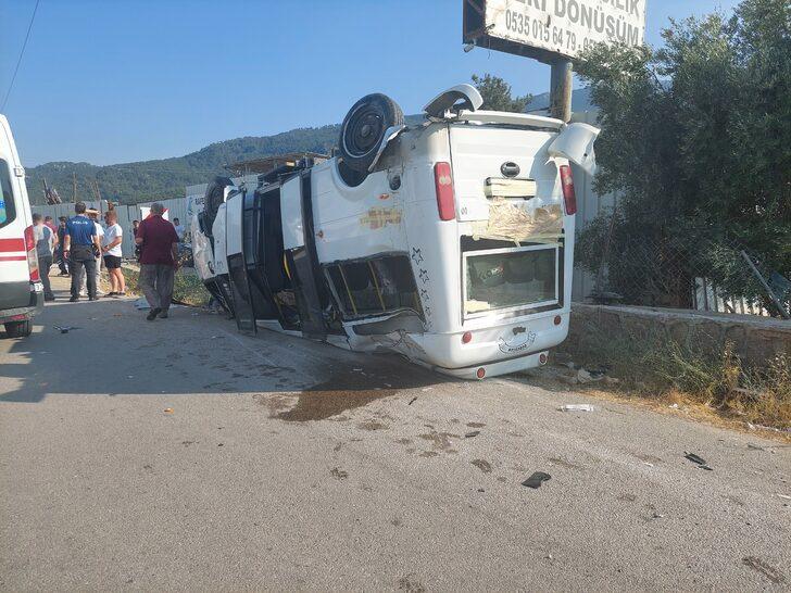 İzmir'de minibüsle otomobilin çarpışması sonucu 5 kişi yaralandı G1