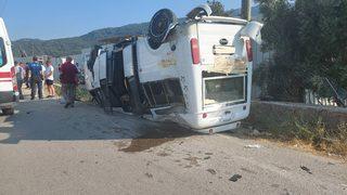 İzmir'de minibüsle otomobilin çarpışması sonucu 5 kişi yaralandı