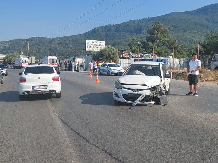 İzmir'de minibüsle otomobilin çarpışması sonucu 5 kişi yaralandı G2