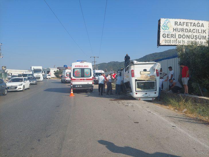 İzmir'de minibüsle otomobilin çarpışması sonucu 5 kişi yaralandı G3