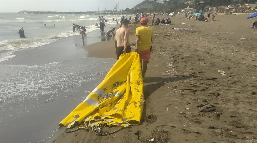 Hatay'da denizden su deposu çadırı çıktı
