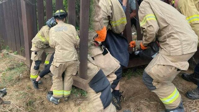 ABD'ye kaçak olarak girmeye çalışan kadın sınır duvarında sıkıştı! Diğerleri terk edip gitti...