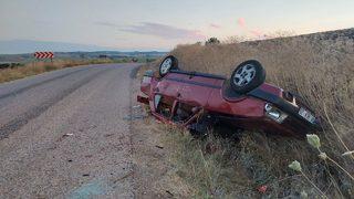 Çorum'da otomobil şarampole devrildi, 3 kişi yaralandı