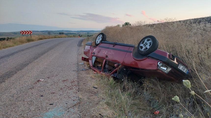 Çorum'da otomobil şarampole devrildi, 3 kişi yaralandı