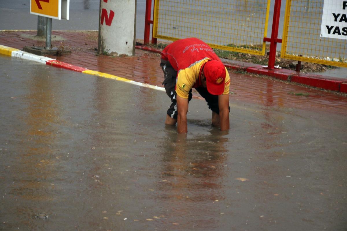 Uşak'ta sağanak hayatı olumsuz etkiledi