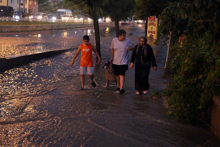 Uşak'ta sağanak hayatı olumsuz etkiledi G4
