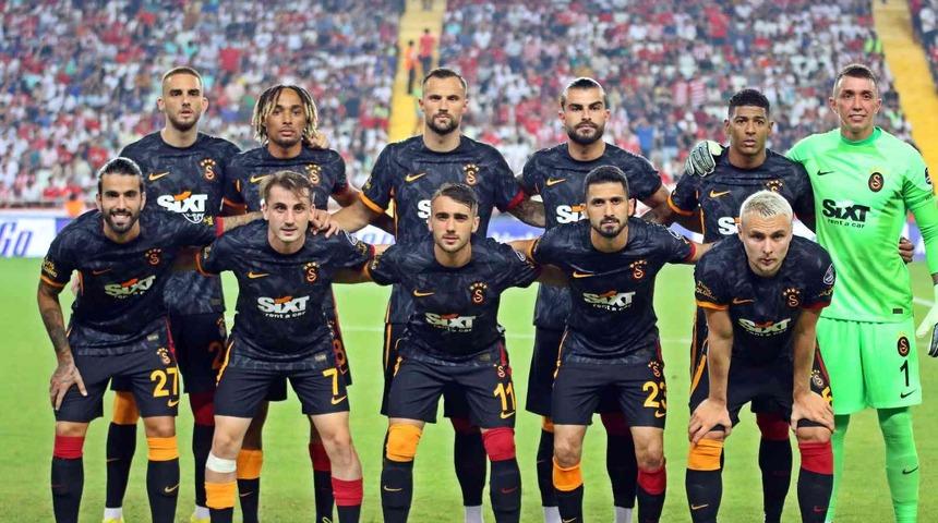 "40 maçta yapamadılar!" Nihat Kahveci, Galatasaraylı iki futbolcuyu yerden yere vurdu! Yeni transfere ise övgüler...