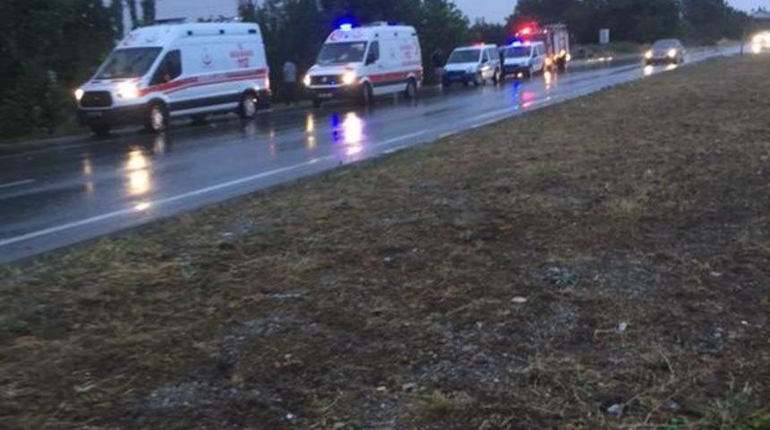 Afyonkarahisar'da otomobil şarampole devrildi, 2 kişi öldü, 2 kişi yaralandı