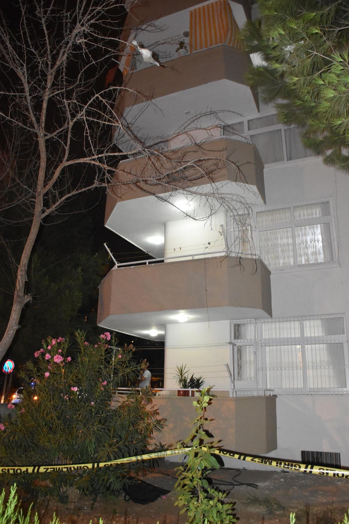 Adana'da balkondan d&uuml;şen 16 yaşındaki kız hayatını kaybetti