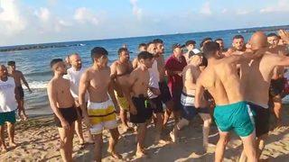 Plajda şortunu indirdiği iddia edilen 2 kişi darbedildi! Denize kaçtı, boğulma tehlikesi yaşadı