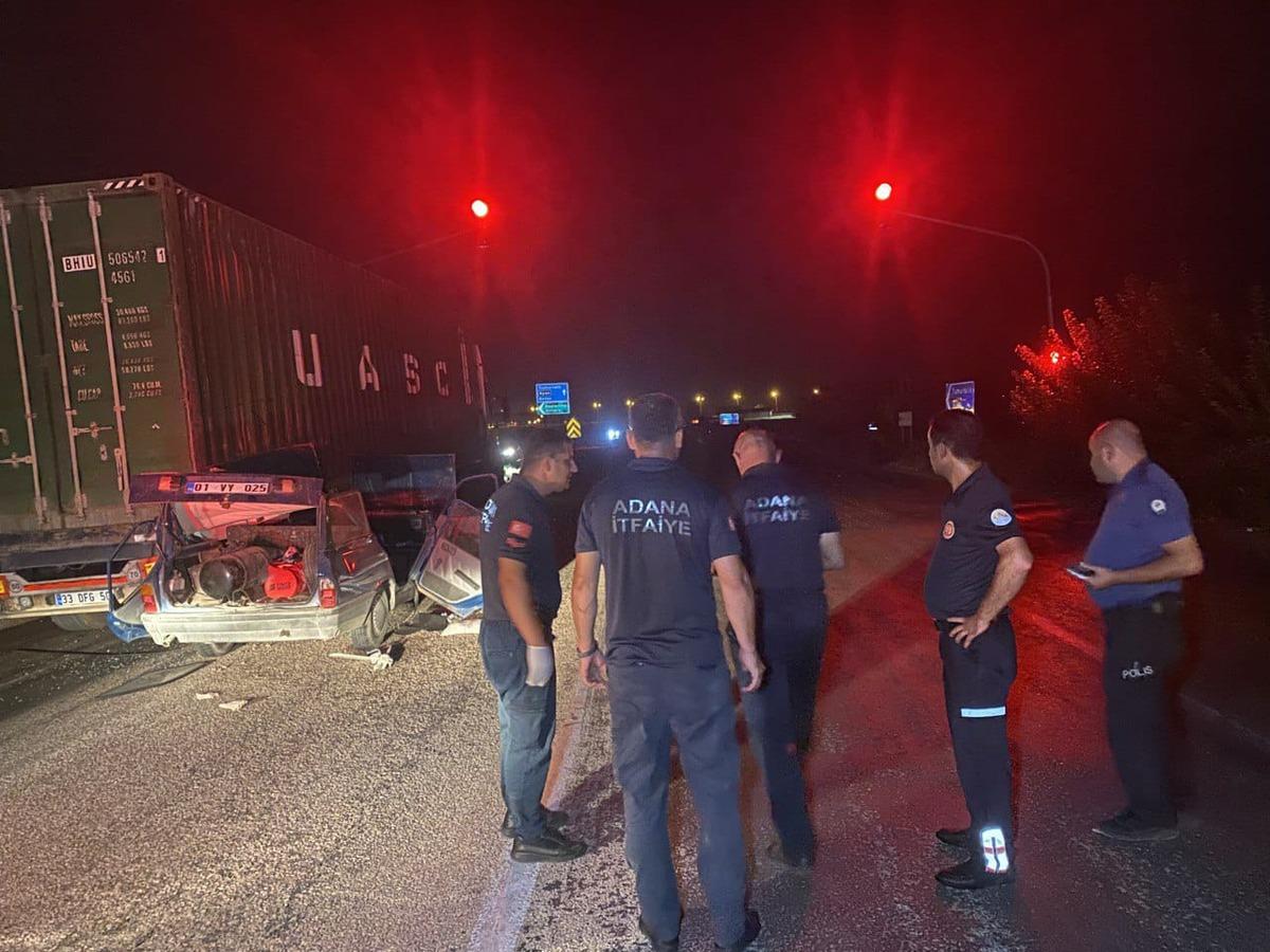 Adana'da otomobilin tıra &ccedil;arpması sonucu 1 kişi &ouml;ld&uuml; 4 kişi yaralandı