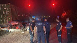 Adana'da otomobilin tıra çarpması sonucu 1 kişi öldü 4 kişi yaralandı