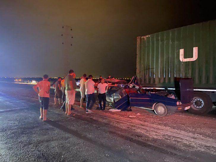 Adana'da otomobilin tıra çarpması sonucu 1 kişi öldü 4 kişi yaralandı G4