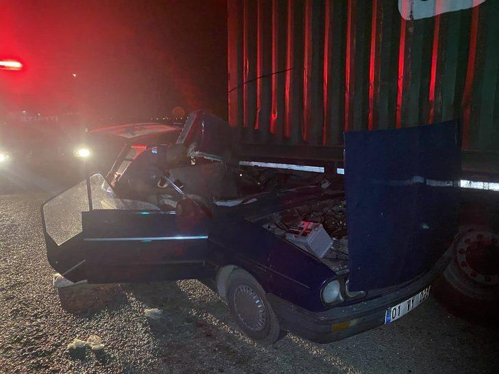 Adana'da otomobilin tıra çarpması sonucu 1 kişi öldü 4 kişi yaralandı G5