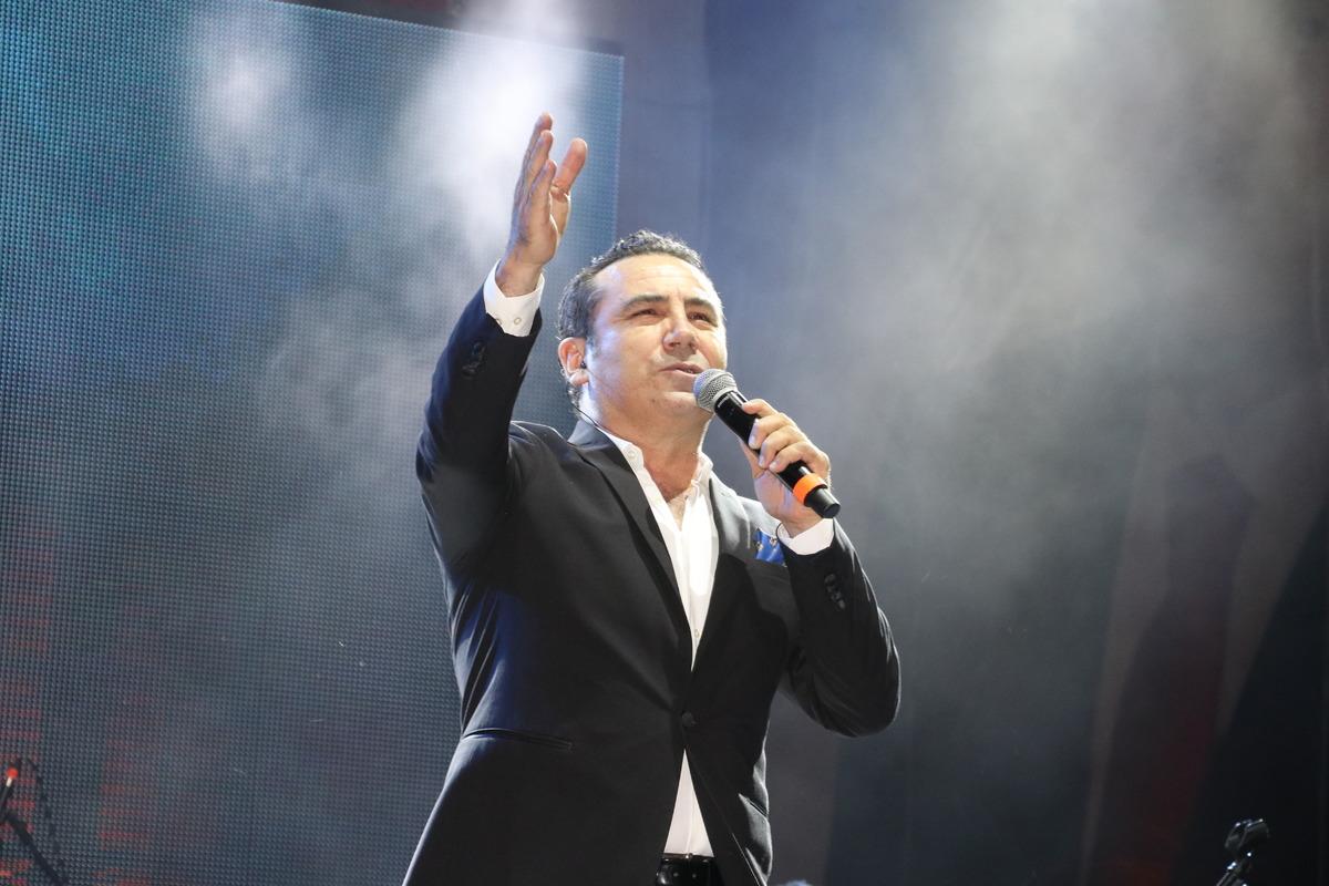 Ferhat G&ouml;&ccedil;er ve M&uuml;min Sarıkaya, Yozgat'ta konser verdi