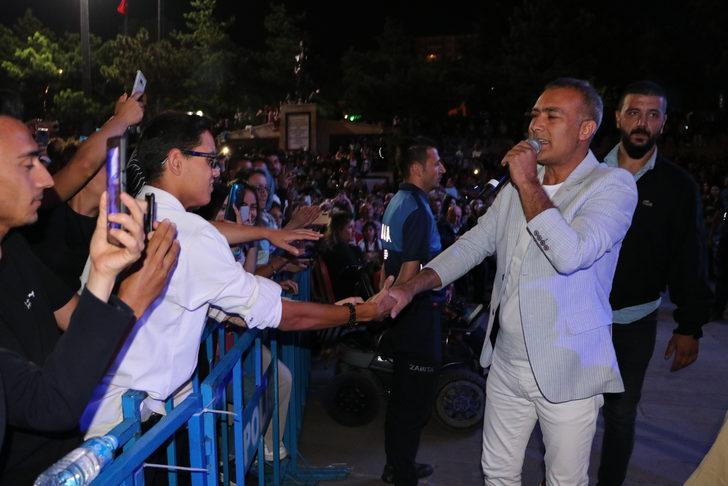 Ferhat Göçer ve Mümin Sarıkaya, Yozgat'ta konser verdi G5