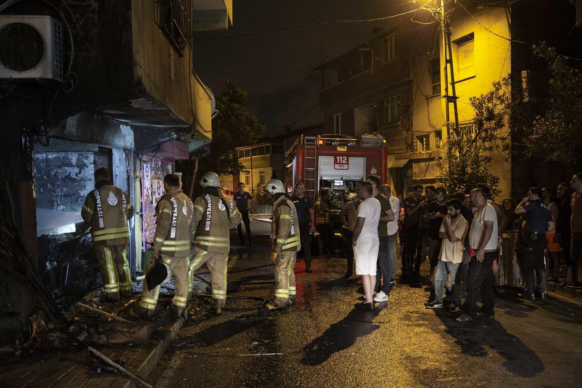 Gaziosmanpaşa'da işyerinde &ccedil;ıkan yangın s&ouml;nd&uuml;r&uuml;ld&uuml;